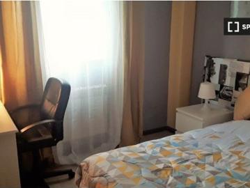 Habitación en piso compartido de 5 habitaciones en alquiler en Alcalá de Henares, espaciosa con rest