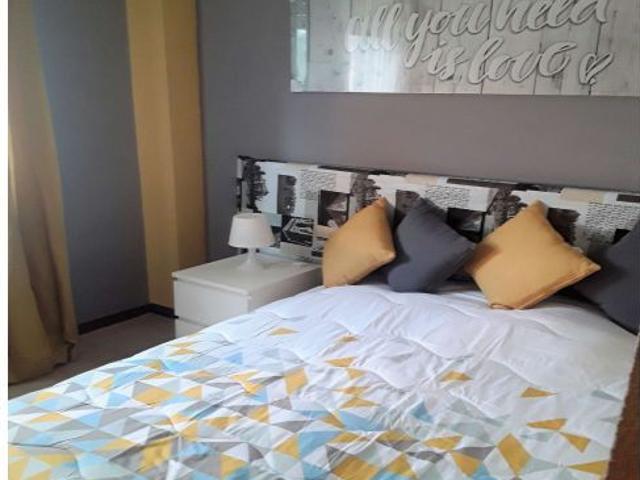 Habitación en piso compartido de 5 habitaciones en alquiler en Alcalá de Henares, espaciosa con rest