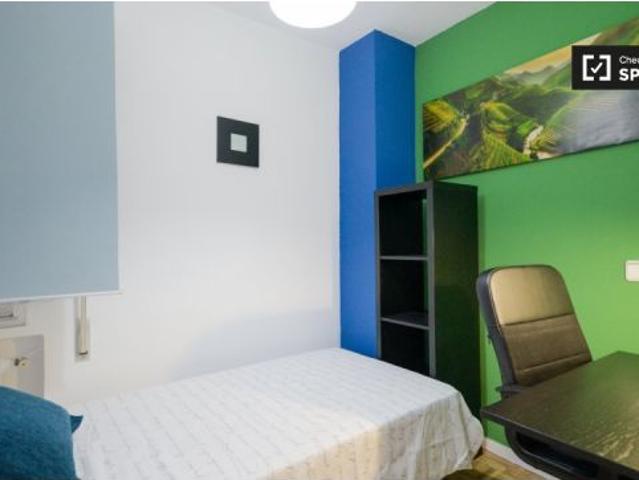 Habitación en piso compartido de 5 habitaciones en alquiler en Alcalá de Henares, perfecta para prof