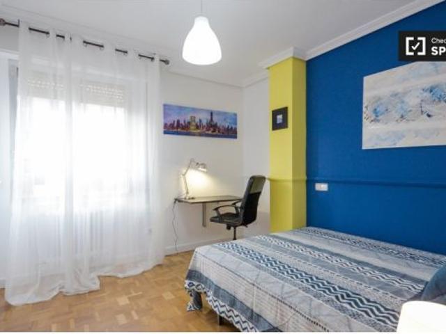 Habitación en piso compartido de 5 habitaciones en alquiler en Alcalá de Henares, perfecta para prof