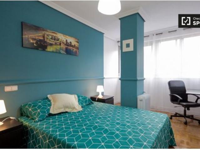 Habitación en piso compartido de 5 habitaciones en alquiler en Alcalá de Henares, perfecta para prof