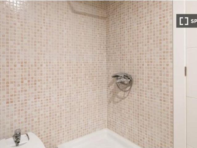 Habitación en piso compartido de 5 habitaciones en alquiler en Alicante, perfecta para profesionales