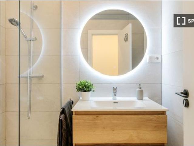Habitación en piso compartido de 5 habitaciones en alquiler en Alicante, perfecta para profesionales