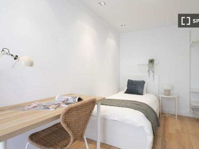 Habitación en piso compartido de 5 habitaciones en alquiler en Alicante, solo profesionales y estudi