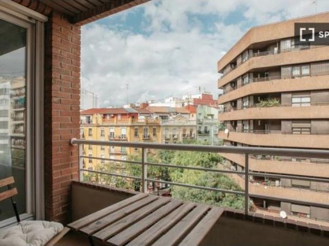 Habitación en piso compartido de 5 habitaciones en alquiler en Arrancapins