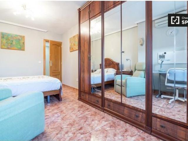 Habitación en piso compartido de 5 habitaciones en alquiler en Cabanyal Canyamelar perfecta para chi