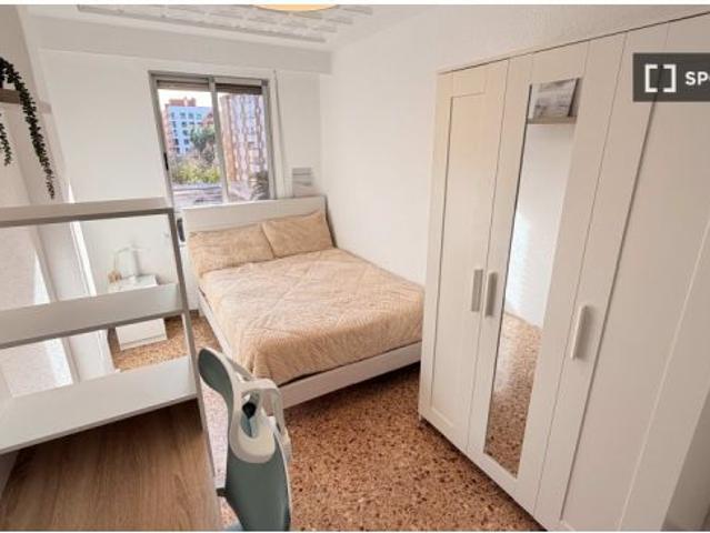 Habitación en piso compartido de 5 habitaciones en alquiler en Ciutat Jardí