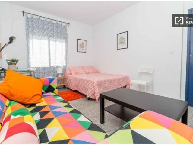Habitación en piso compartido de 5 habitaciones en alquiler en Ciutat Universitária para profesional