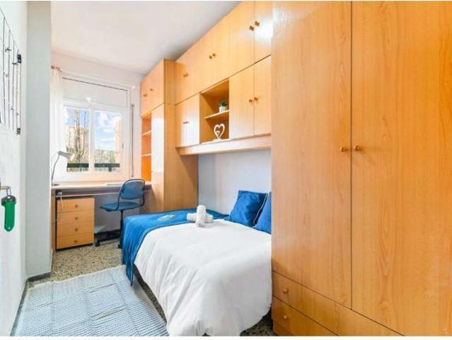 Habitación en piso compartido de 5 habitaciones en alquiler en El Besòs i el Maresme, ideal para pro