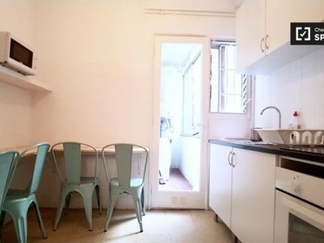 Habitación en piso compartido de 5 habitaciones en alquiler en El Gòtic, solo profesionales