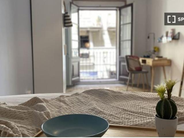 Habitación en piso compartido de 5 habitaciones en alquiler en El Raval