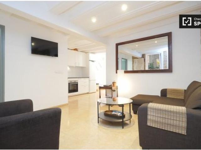 Habitación en piso compartido de 5 habitaciones en alquiler en El Raval, solo estudiantes