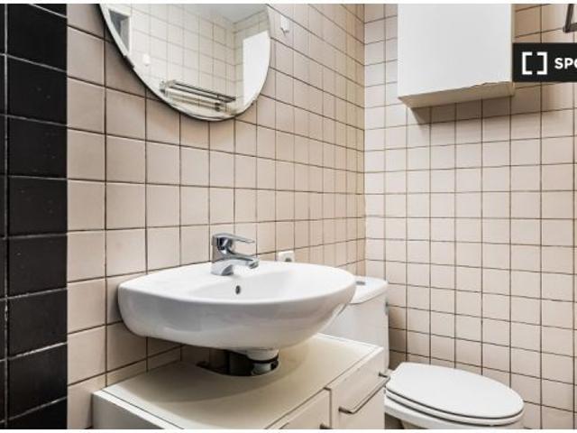 Habitación en piso compartido de 5 habitaciones en alquiler en El Raval, solo para profesionales y e