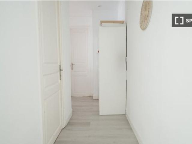 Habitación en piso compartido de 5 habitaciones en alquiler en El Raval, solo para profesionales y e