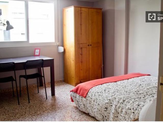 Habitación en piso compartido de 5 habitaciones en alquiler en L' Amistat, se admiten profes