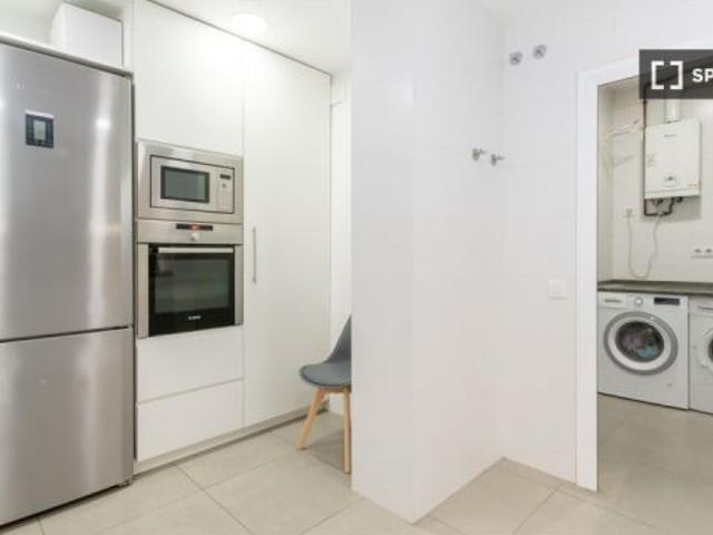 Habitación en piso compartido de 5 habitaciones en alquiler en La Maternitat i Sant Ramon, solo para