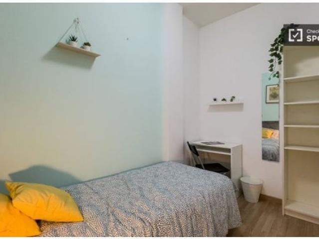 Habitación en piso compartido de 5 habitaciones en alquiler en La Nova Esquerra de l' Eixamp