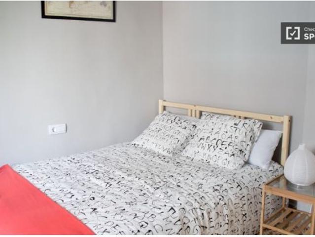 Habitación en piso compartido de 5 habitaciones en alquiler en LAmistat, se admiten profesionales y