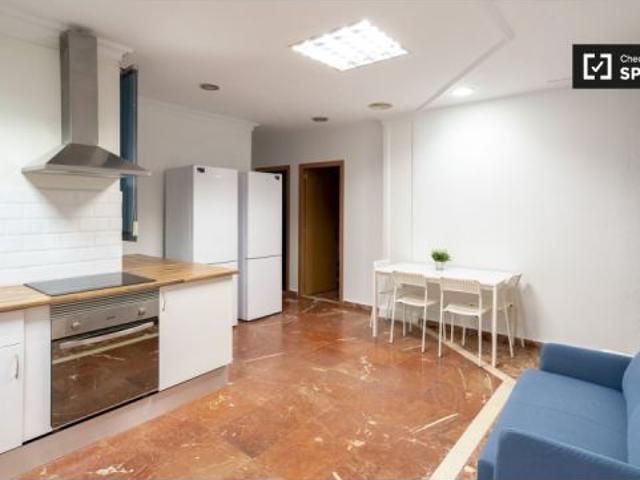 Habitación en piso compartido de 5 habitaciones en alquiler en Nou Moles