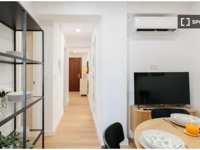 Habitación en piso compartido de 5 habitaciones en alquiler en Nou Moles