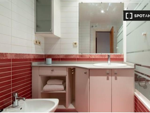 Habitación en piso compartido de 5 habitaciones en alquiler en Pacífico, Madrid, perfecta para profe