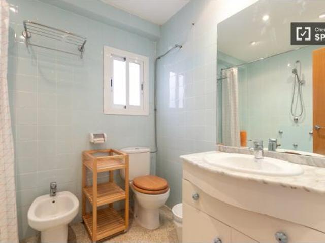 Habitación en piso compartido de 5 habitaciones en alquiler en Patraix, solo para profesionales