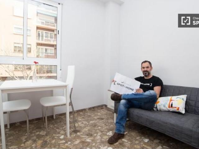 Habitación en piso compartido de 5 habitaciones en alquiler en Russafa exclusivamente para profesion