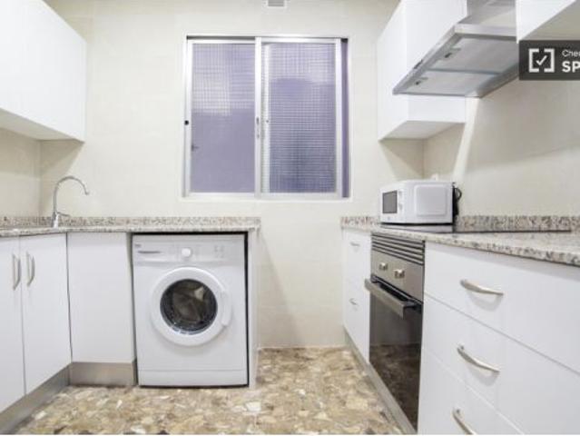 Habitación en piso compartido de 5 habitaciones en alquiler en Russafa exclusivamente para profesion