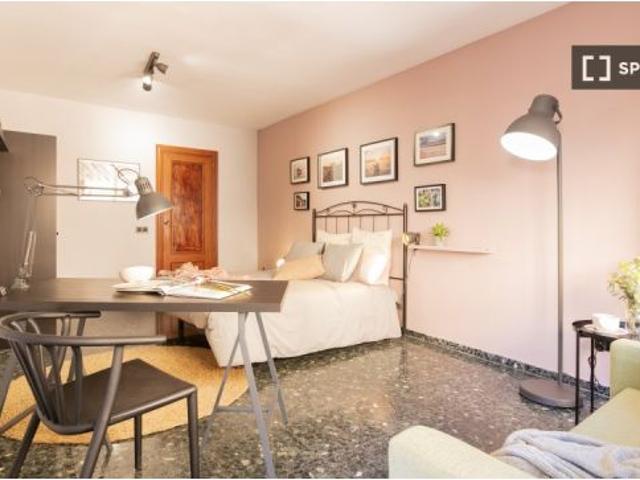 Habitación en piso compartido de 5 habitaciones en alquiler en Russafa