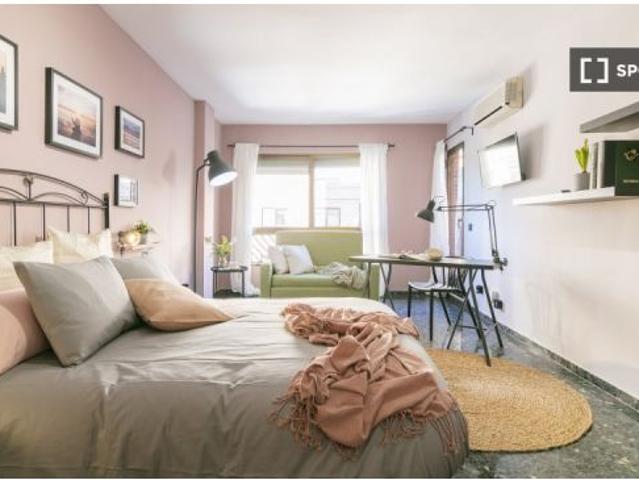 Habitación en piso compartido de 5 habitaciones en alquiler en Russafa