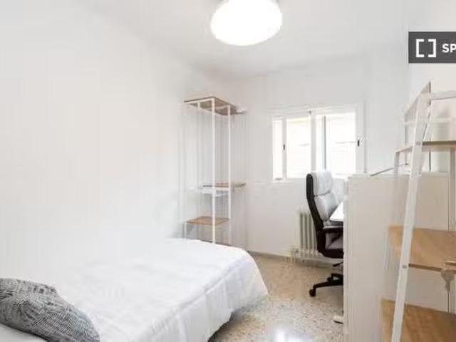 Habitación en piso compartido de 5 habitaciones en Cervantes.