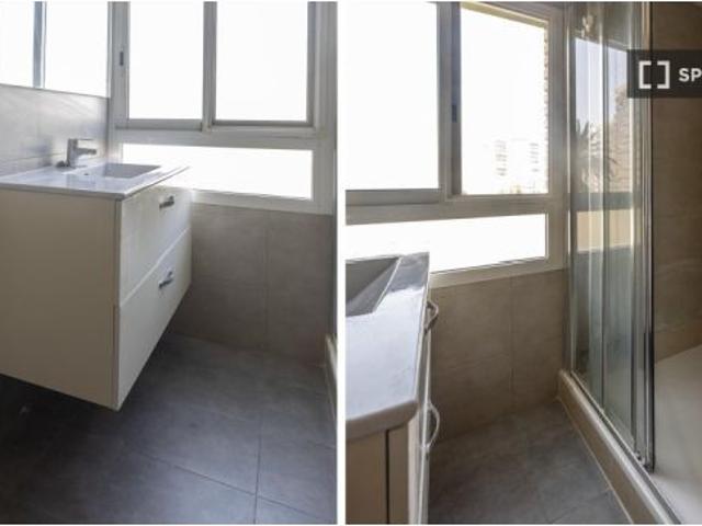 Habitación en piso compartido de 5 habitaciones en Jaume Roig, Valencia, solo para profesionales y e