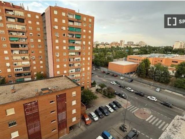 Habitación en piso compartido de 5 habitaciones en Numancia, con todos los gastos incluidos, ideal p