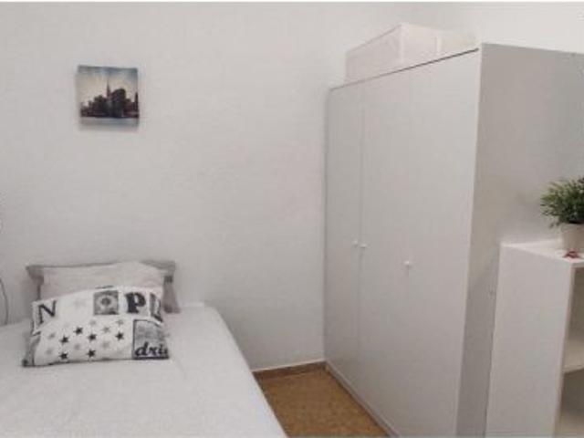 Habitación en piso compartido de 6 habitaciones en Zaragoza, gastos incluidos