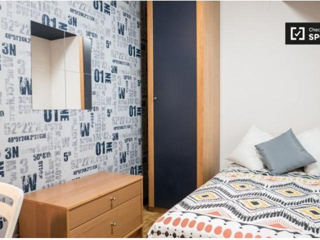 Habitación en piso compartido de 6 habitaciones en alquiler en Alcalá de Henares, ideal para profesi