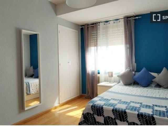 Habitación en piso compartido de 6 habitaciones en alquiler en Alcalá de Henares, ideal para profesi