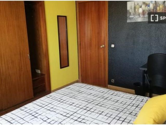 Habitación en piso compartido de 6 habitaciones en alquiler en Alcalá de Henares, ideal para profesi