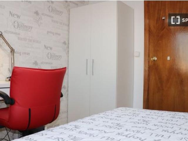 Habitación en piso compartido de 6 habitaciones en alquiler en Alcalá de Henares para profesionales