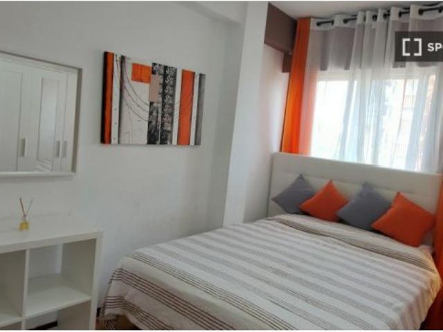 Habitación en piso compartido de 6 habitaciones en alquiler en Alcalá de Henares para profesionales