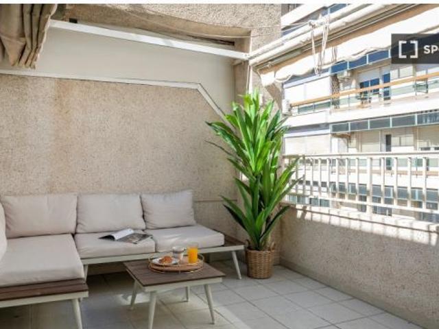 Habitación en piso compartido de 6 habitaciones en alquiler en Alicante