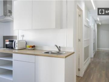 Habitación en piso compartido de 6 habitaciones en alquiler en Alicante, solo profesionales y estudi