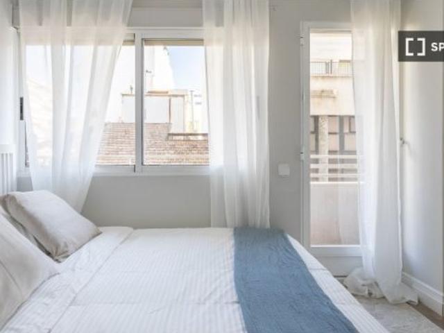 Habitación en piso compartido de 6 habitaciones en alquiler en Alicante, solo profesionales y estudi