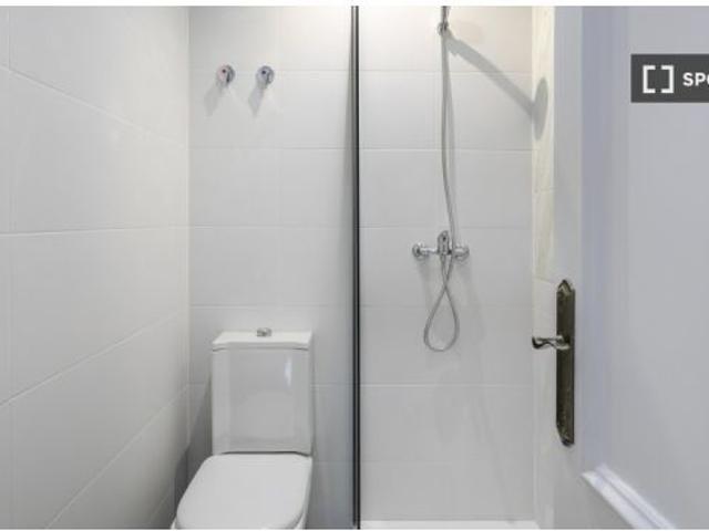 Habitación en piso compartido de 6 habitaciones en alquiler en Alicante, solo profesionales y estudi