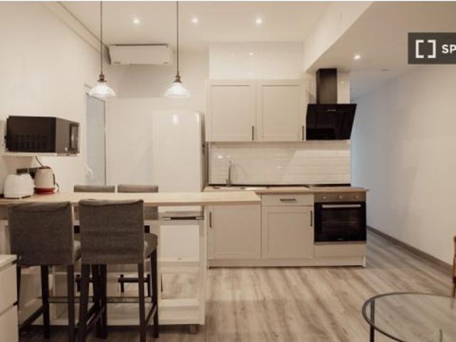 Habitación en piso compartido de 6 habitaciones en alquiler en Sant Antoni, se admiten profesionales