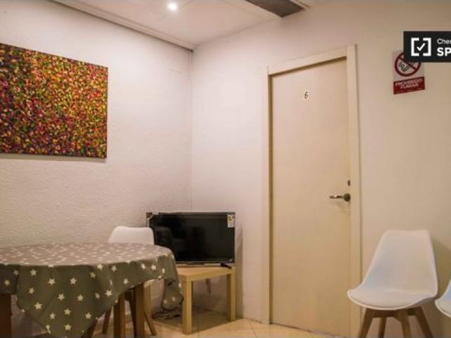 Habitación en piso compartido de 6 habitaciones en alquiler en Sant Francesc