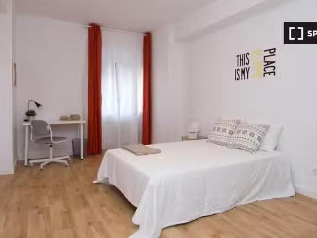 Habitación en piso compartido de 6 habitaciones en Cuatro Cami.