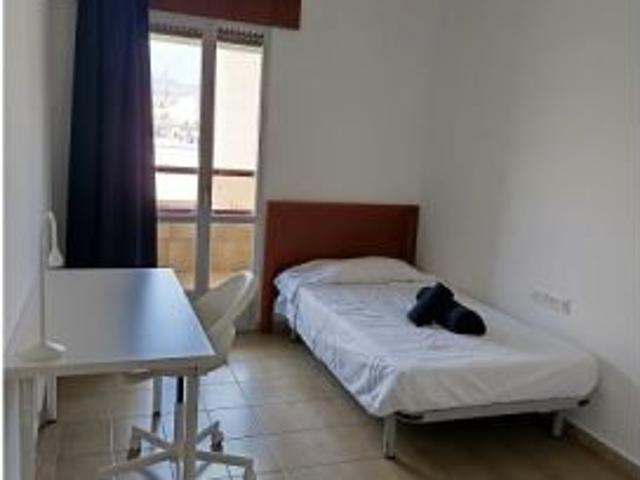 Habitación en piso compartido de 6 habitaciones en Oliveros, ideal para profesionales y estudiantes