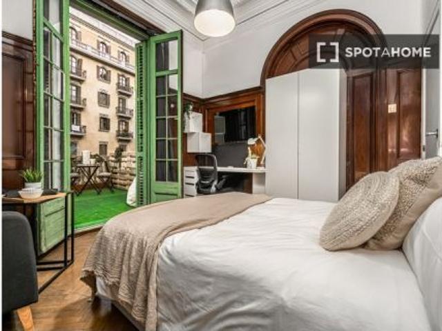 Habitación en piso compartido de 7 habitaciones en alquiler en el Gótico, solo profesionales