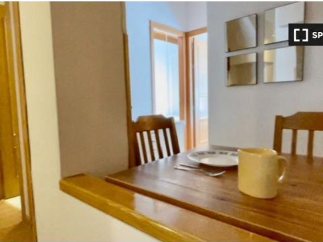 Habitación en piso compartido de 8 habitaciones en Valdeacederas, todos los gastos incluidos