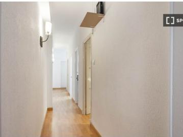 Habitación en piso compartido de 8 habitaciones en alquiler en Alicante, solo profesionales y estudi